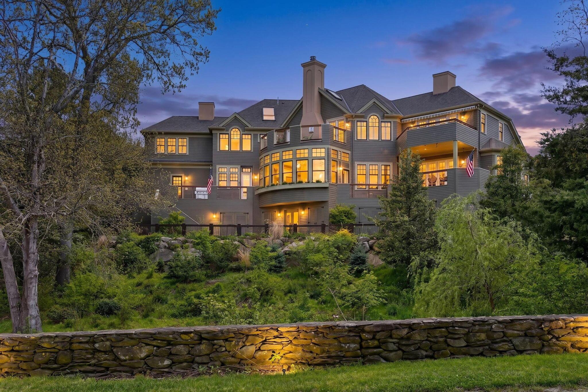 Image 3: Twilight Rear Exterior