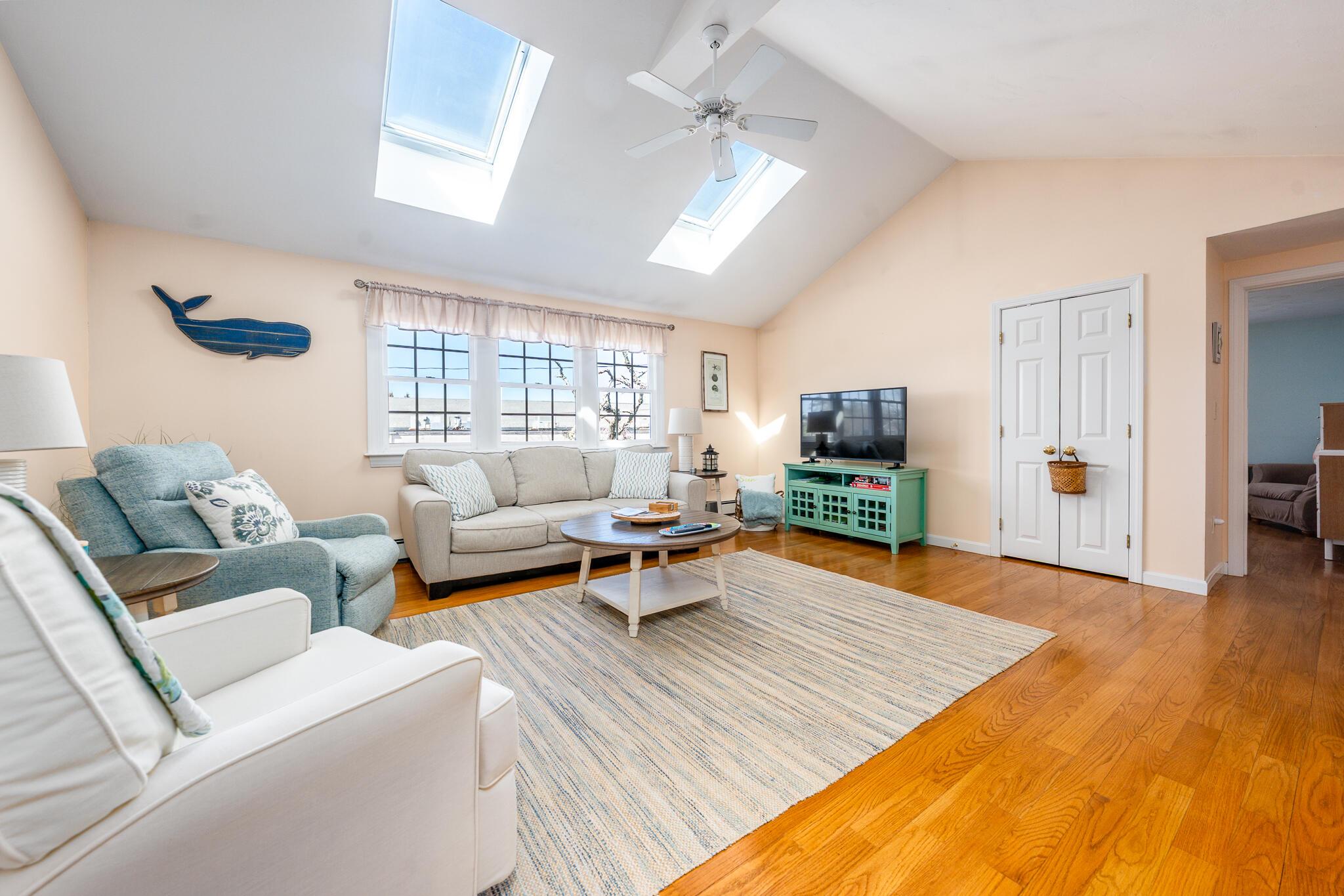 Image 1: livroom1
