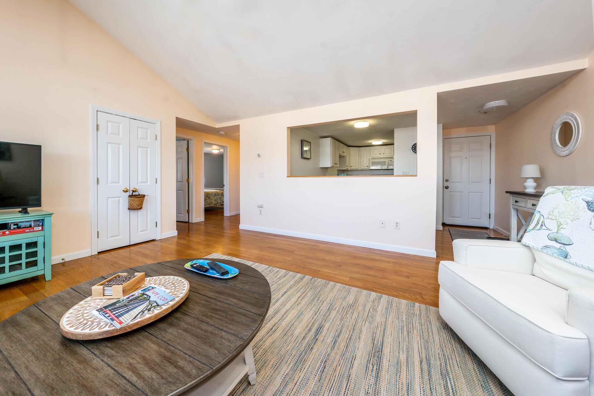 Image 2: livroom5