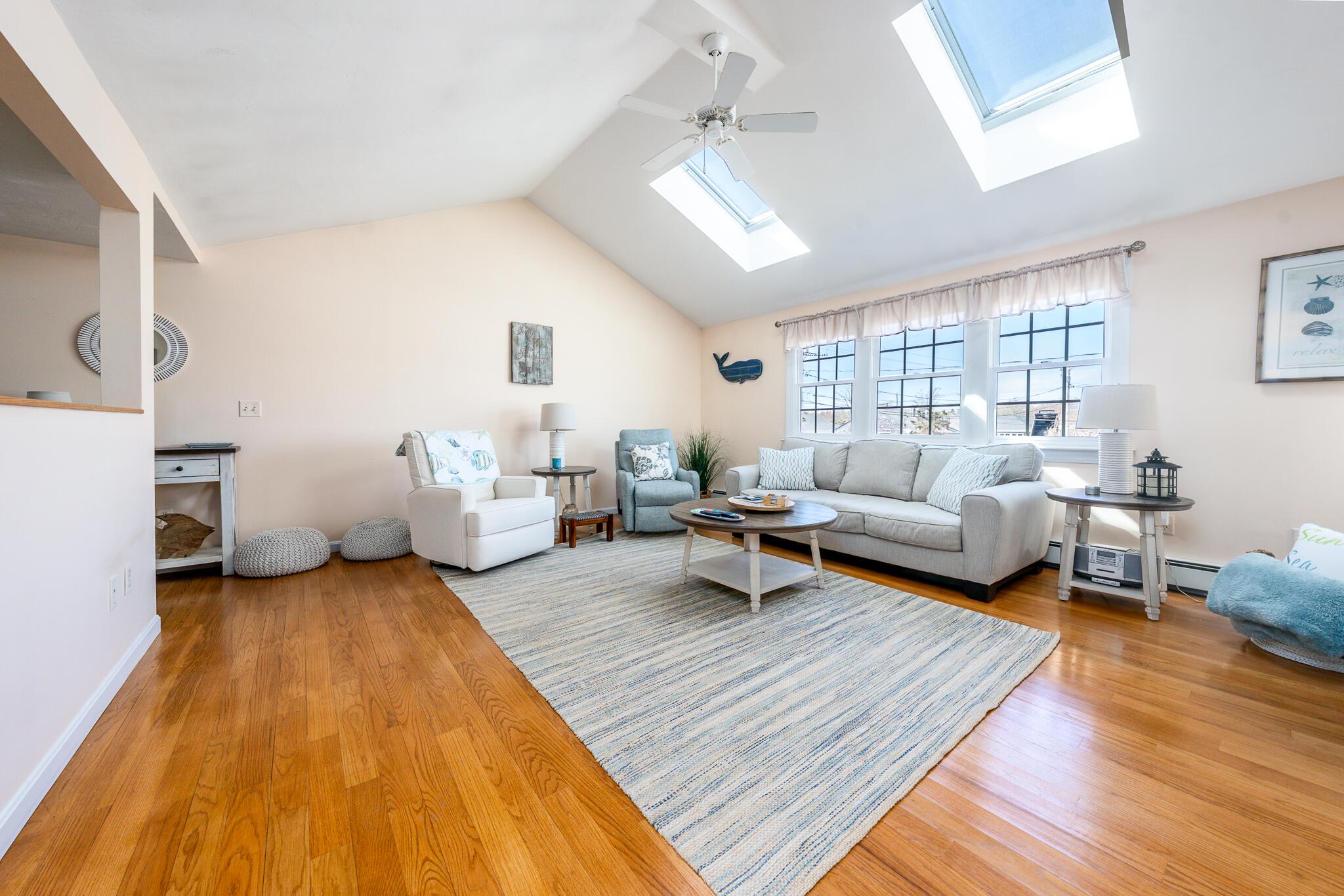 Image 3: livroom3