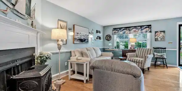 Image 4: Living Room