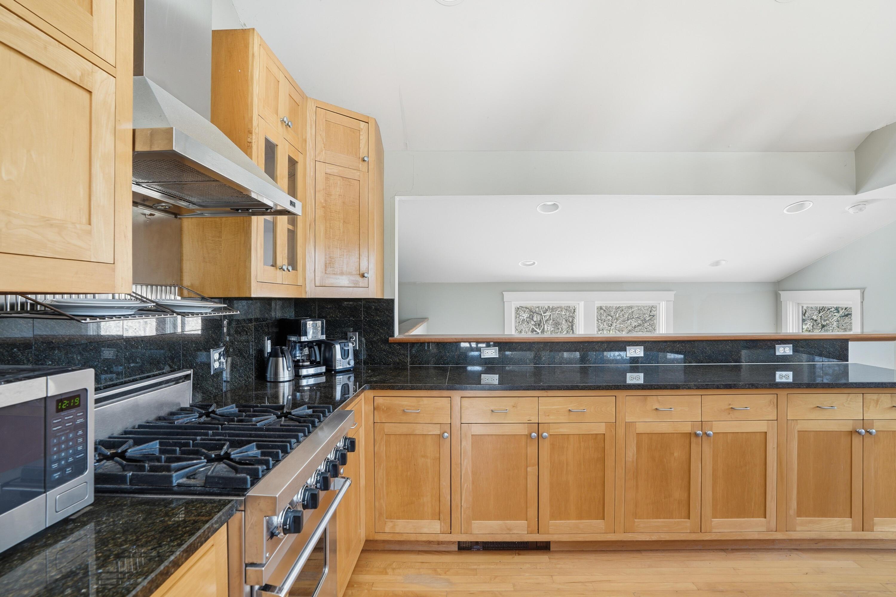 Image 4: Kitchen