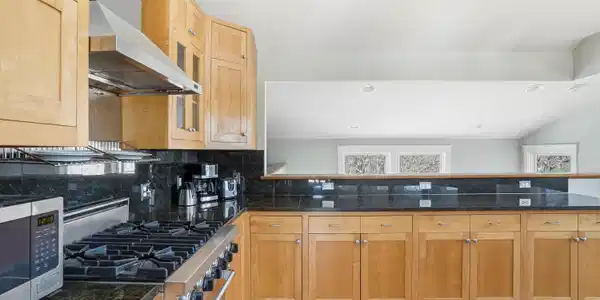 Image 4: Kitchen