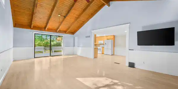 Image 2: Sky high ceilings