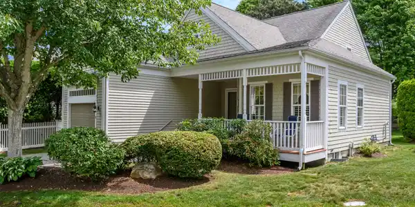 6 Hollyhock Knoll Court