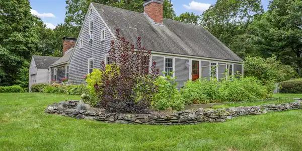 Image 2: 18 Manor Dr