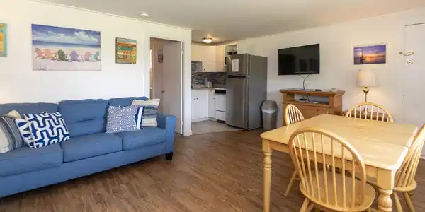Image 4: Island Inn C10