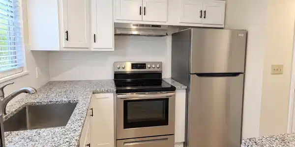 Image 4: Kitchen