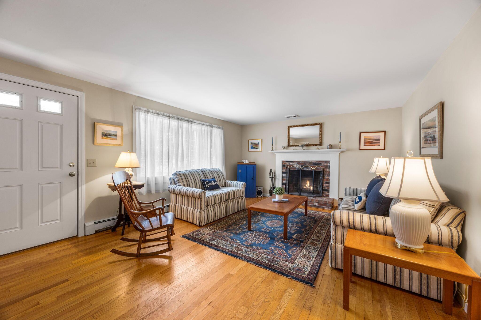Image 4: Living Room