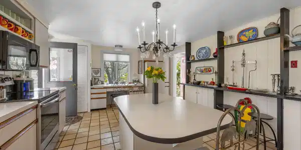 Image 4: kitchen