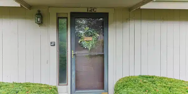 Image 4: close up on door