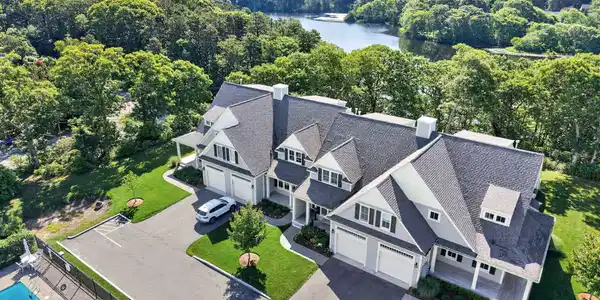Image 3: 1090 Shore Rd