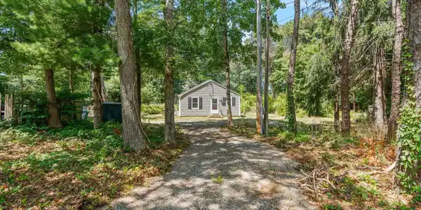 Image 4: 2-custom-153 Dunn's Pond Rd Hi Res-15
