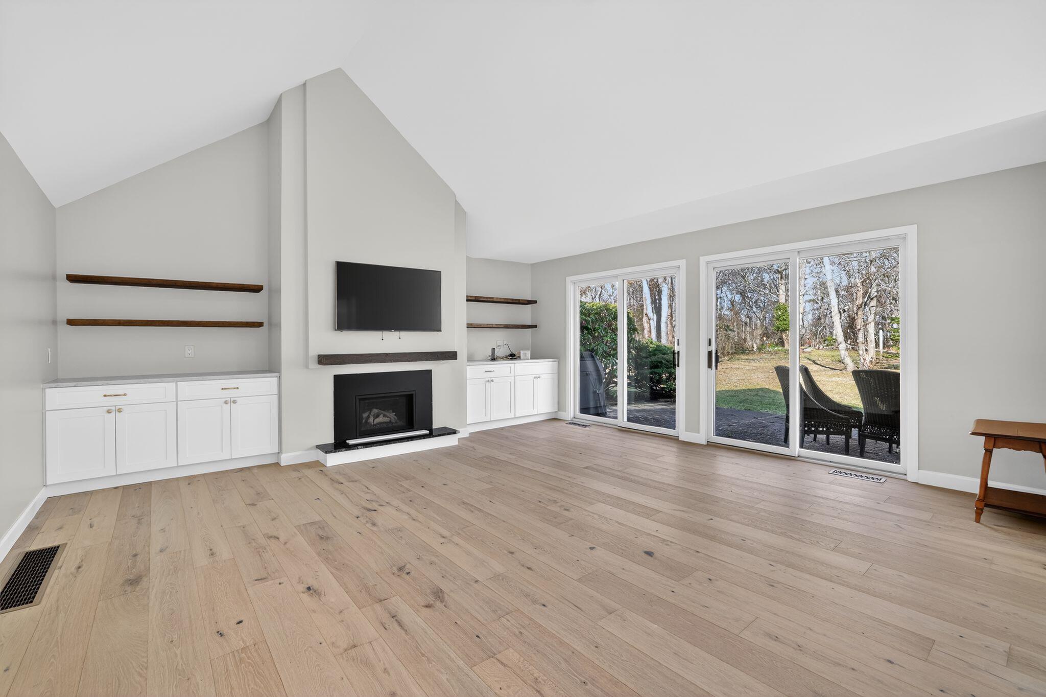 Image 3: 2 Juniper Living Room