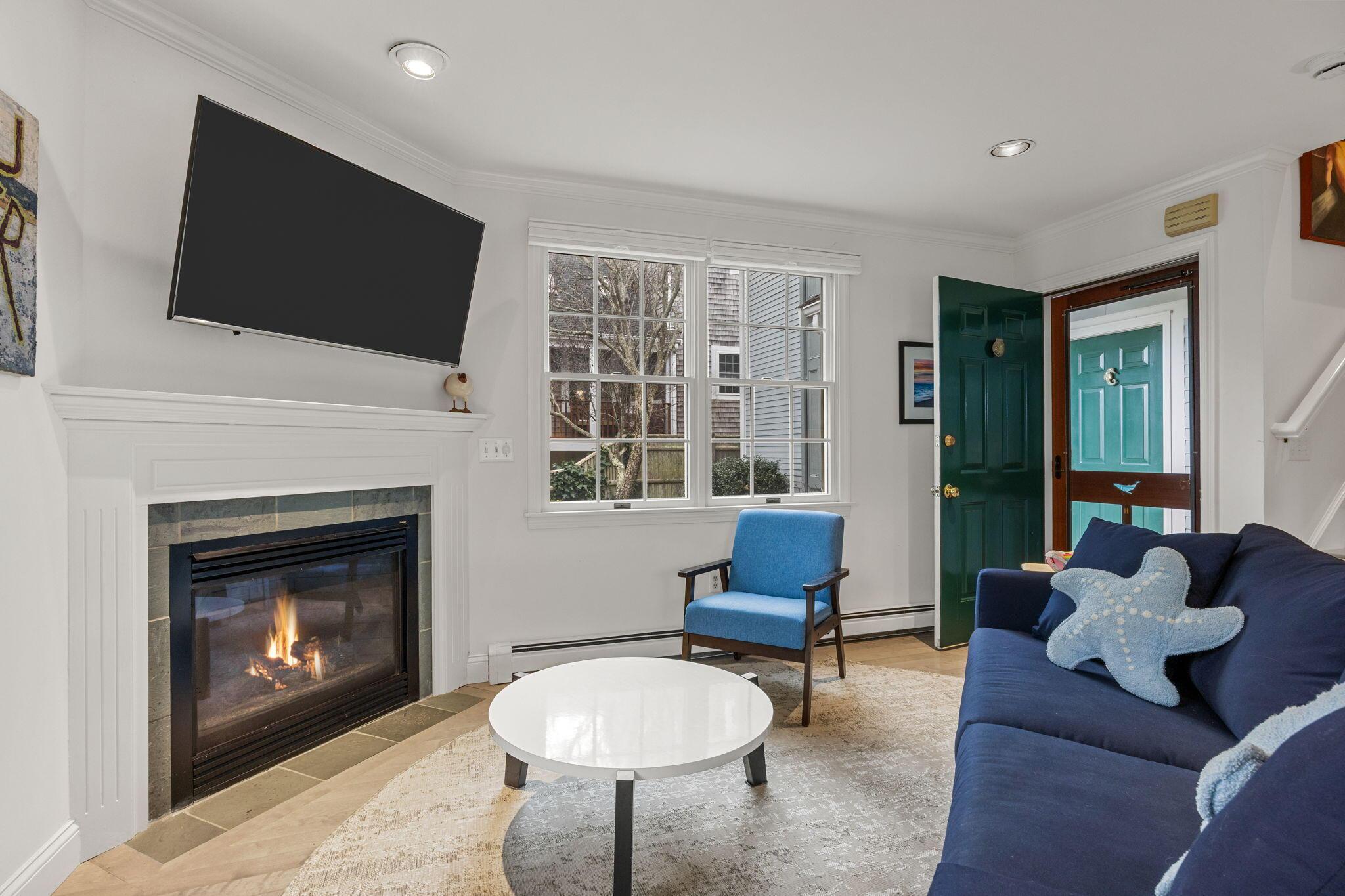 Image 2: 8-web-or-mls-32-alden-st-3