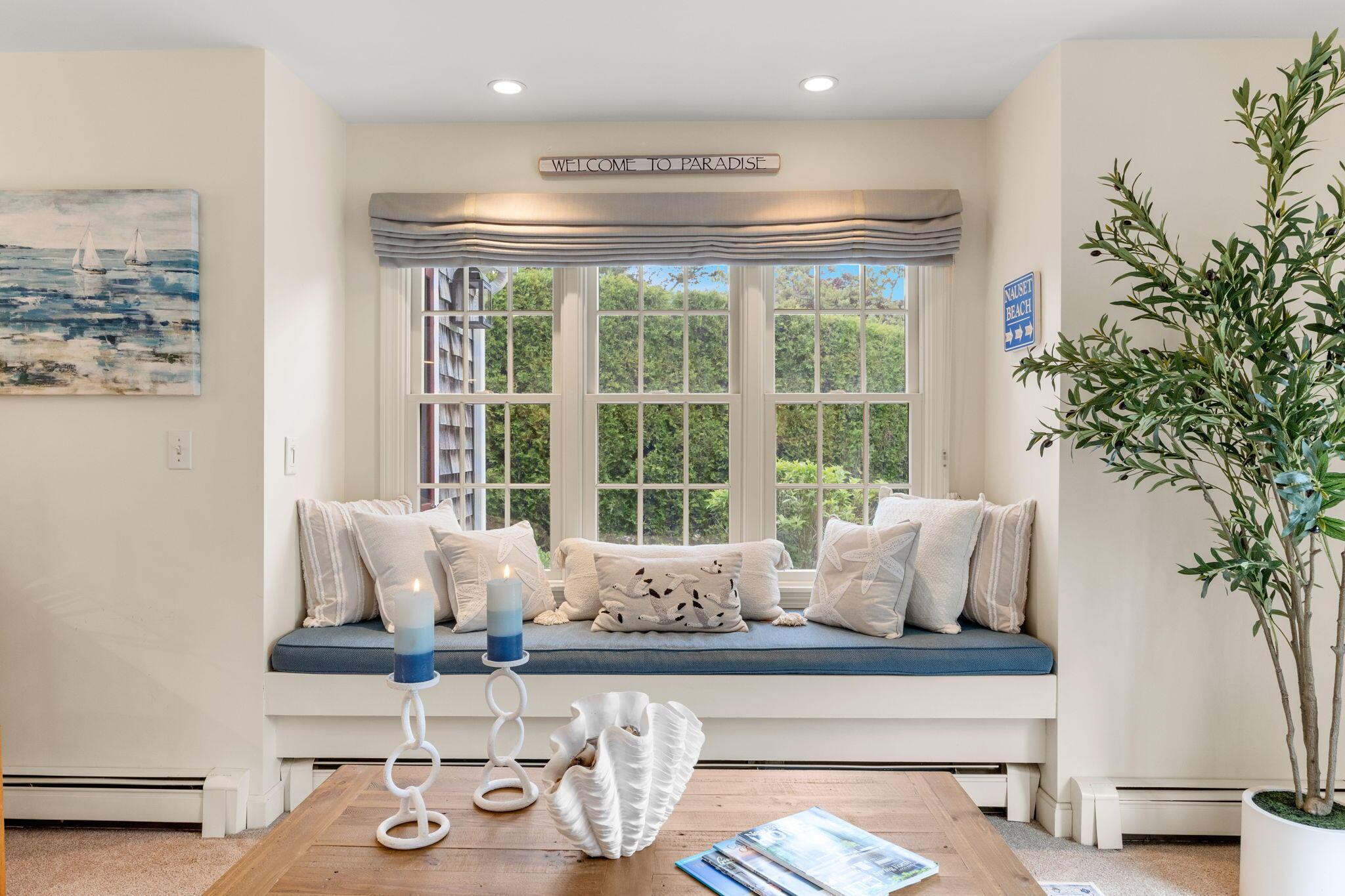 Image 2: Cozy Window Seat