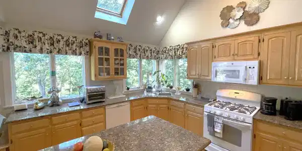 Image 4: Kitchen