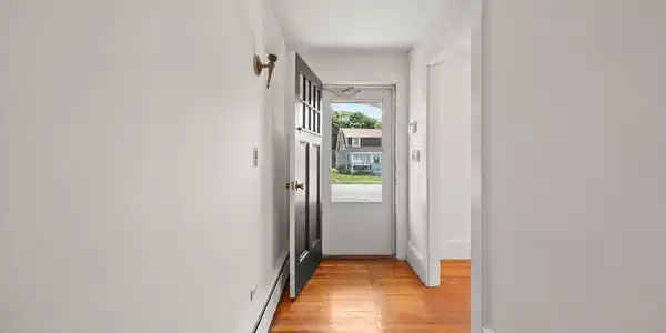 Image 2: Entryway