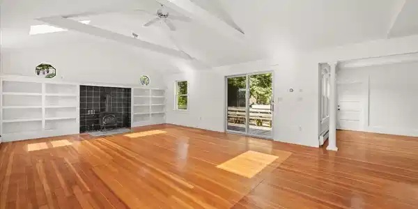 Image 4: Living Room