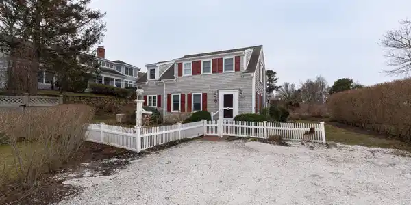 8 Kingsbury Way