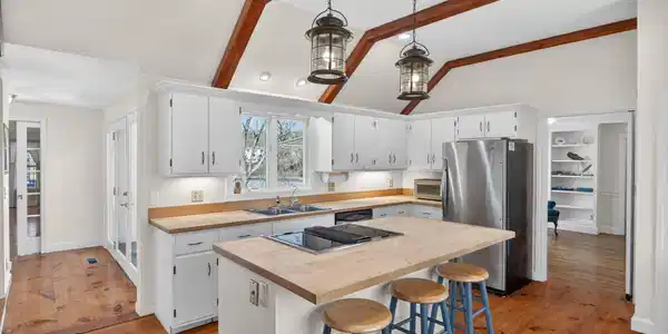 Image 4: Kitchen