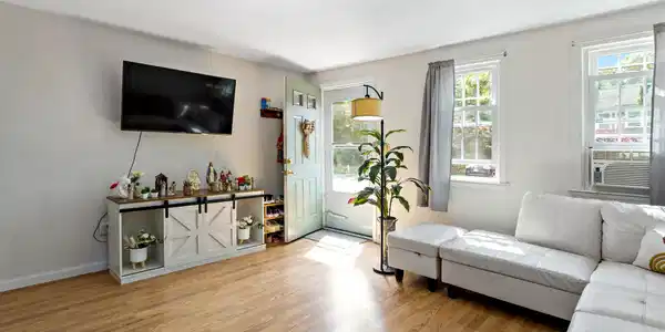 Image 3: Living Room