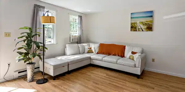 Image 4: Living Room