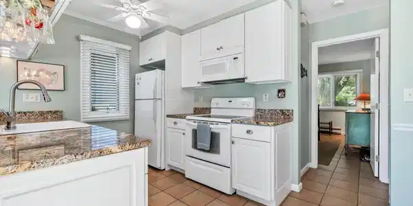 Image 3: Kitchen 2