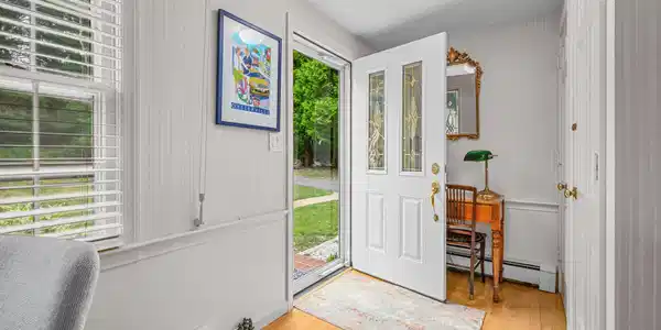 Image 4: Front Entry
