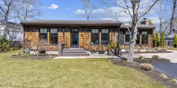 10 Knollwood Drive