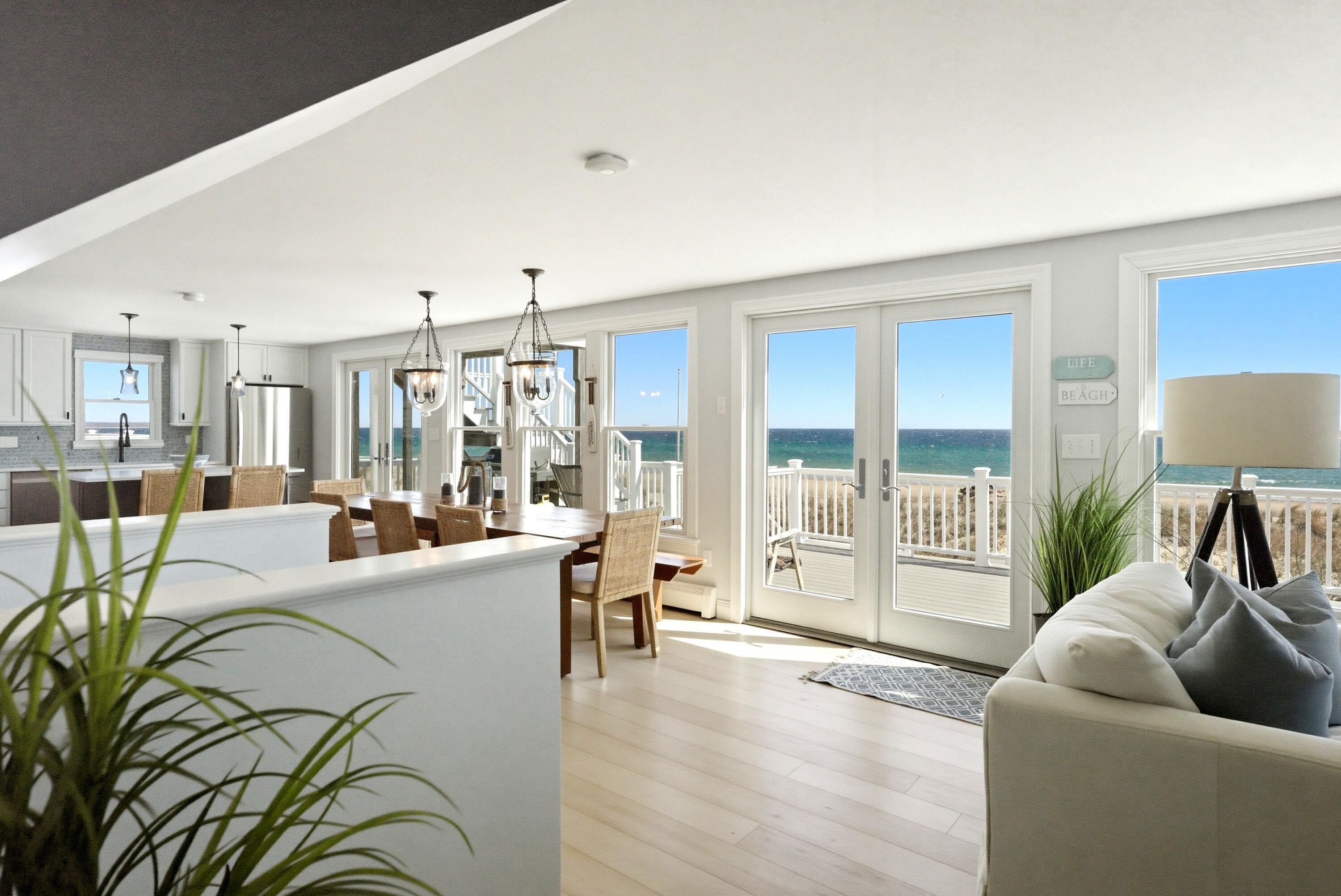 Image 4: 115 main living area view
