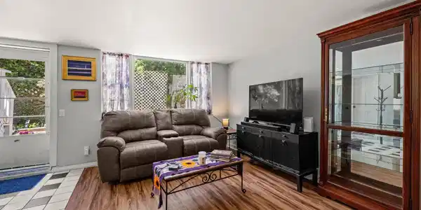 Image 2: 3-web-or-mls-54-bradford-st-34