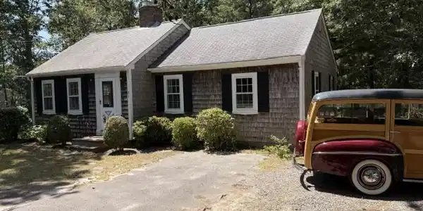 Image 3: Woodie in Driveway