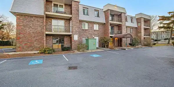 15 Oak Neck Road Unit APT 11