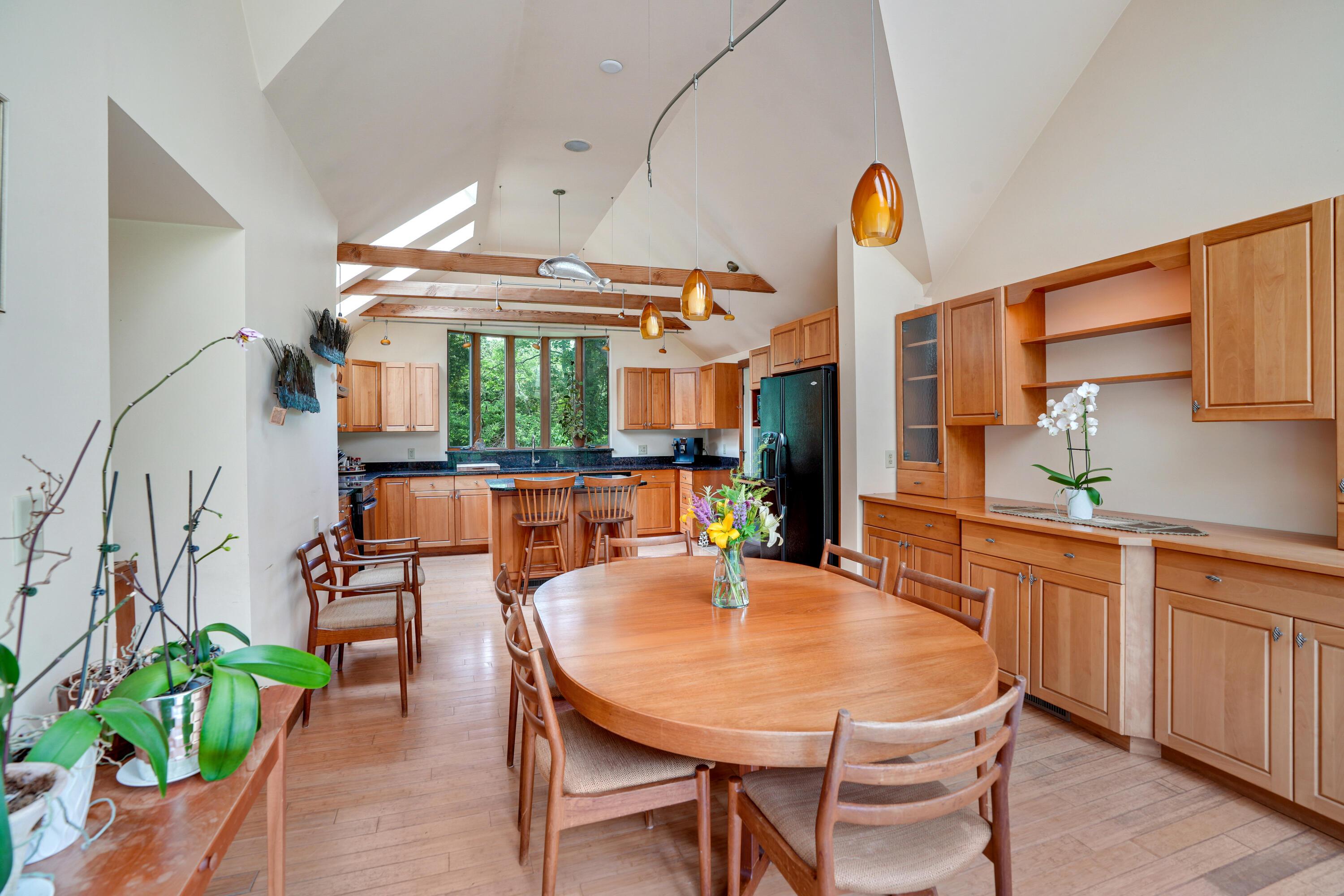 Image 3: 174 Middle Rd-2