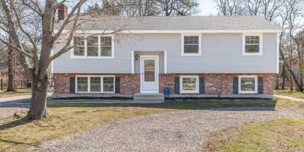 9 Meredith Drive