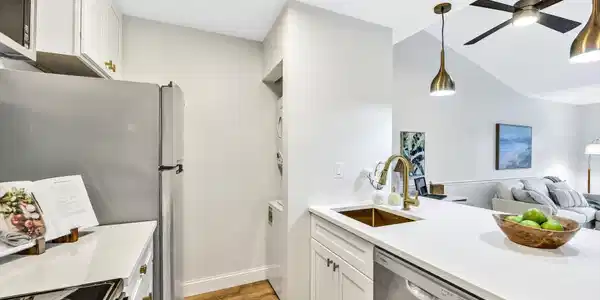 Image 2: Kitchen(3)