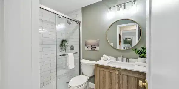 Image 4: Bathroom