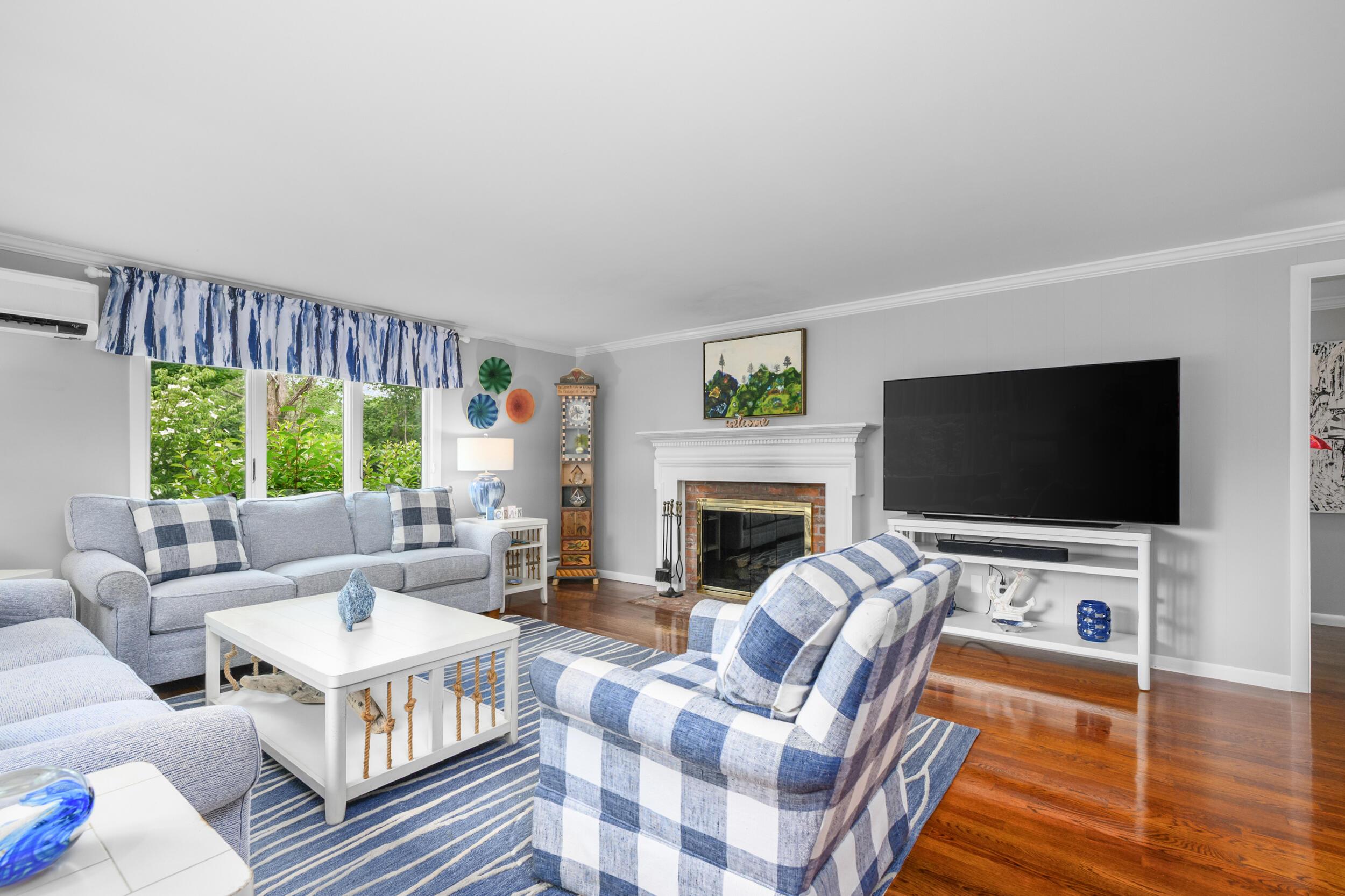 Image 4: 38 Grove - Living