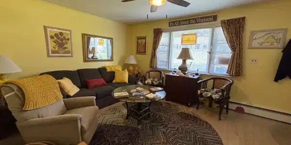 Image 3: livingroom