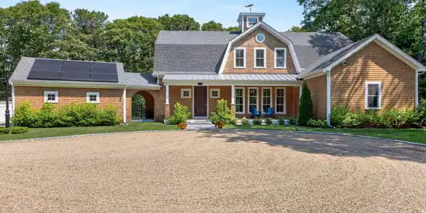 Image 4: Circular Driveway