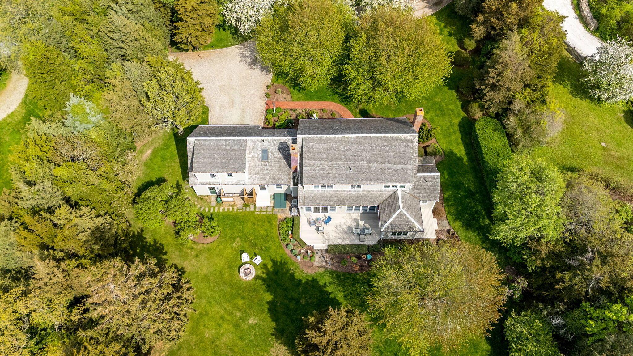 Image 4: On 1.23 acre lot