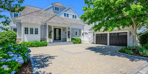 129 Shore Drive W