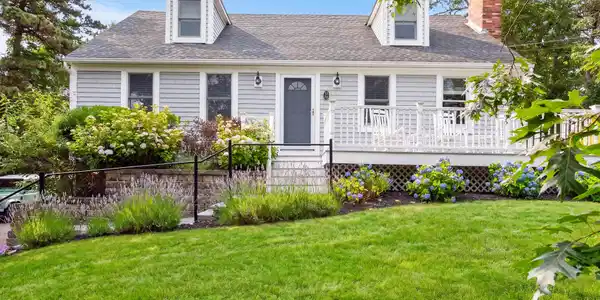 25 Marthas Lane