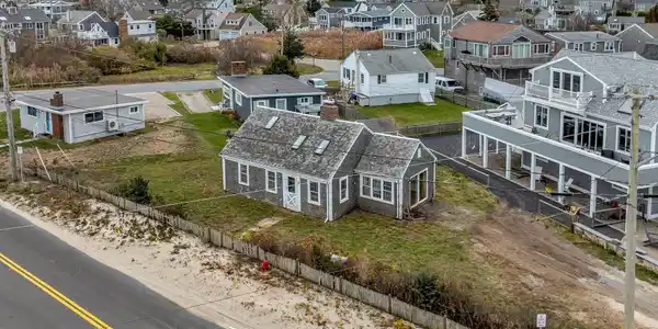 2 Freeman Avenue