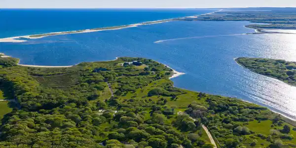 Image 2: 2 BEACH FARM
