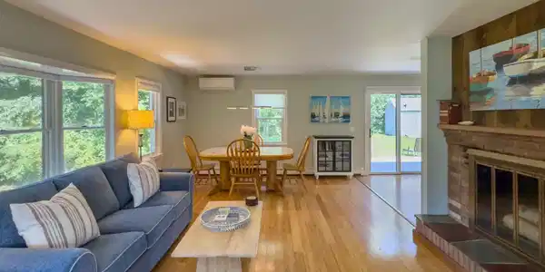 Image 4: Living Room