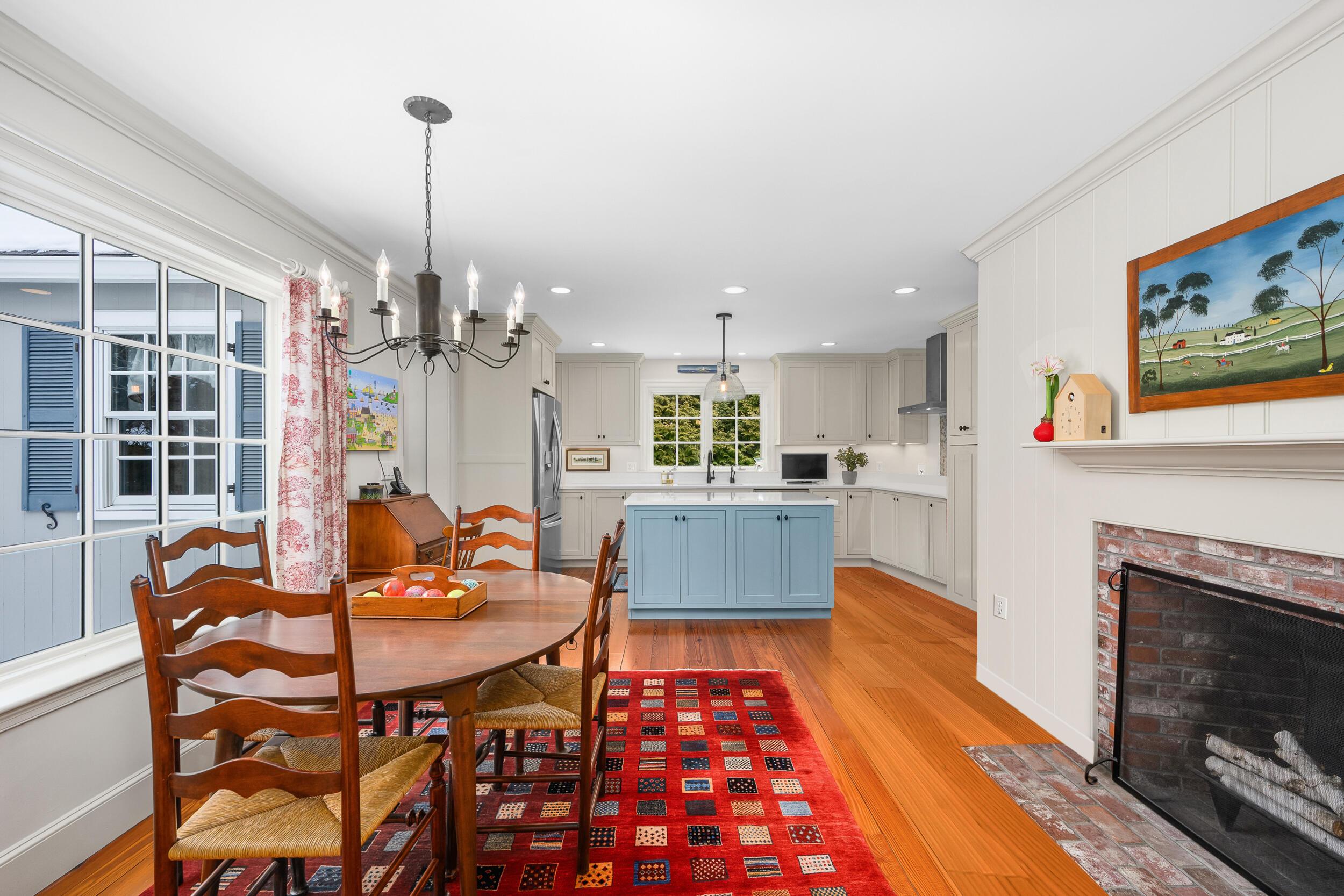 Image 4: Eat-in kitchen