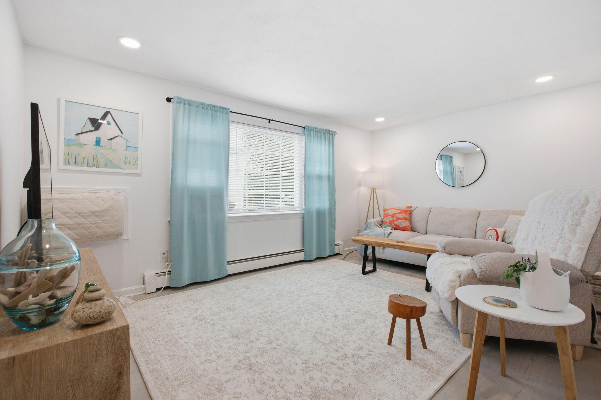 Image 4: Living Room