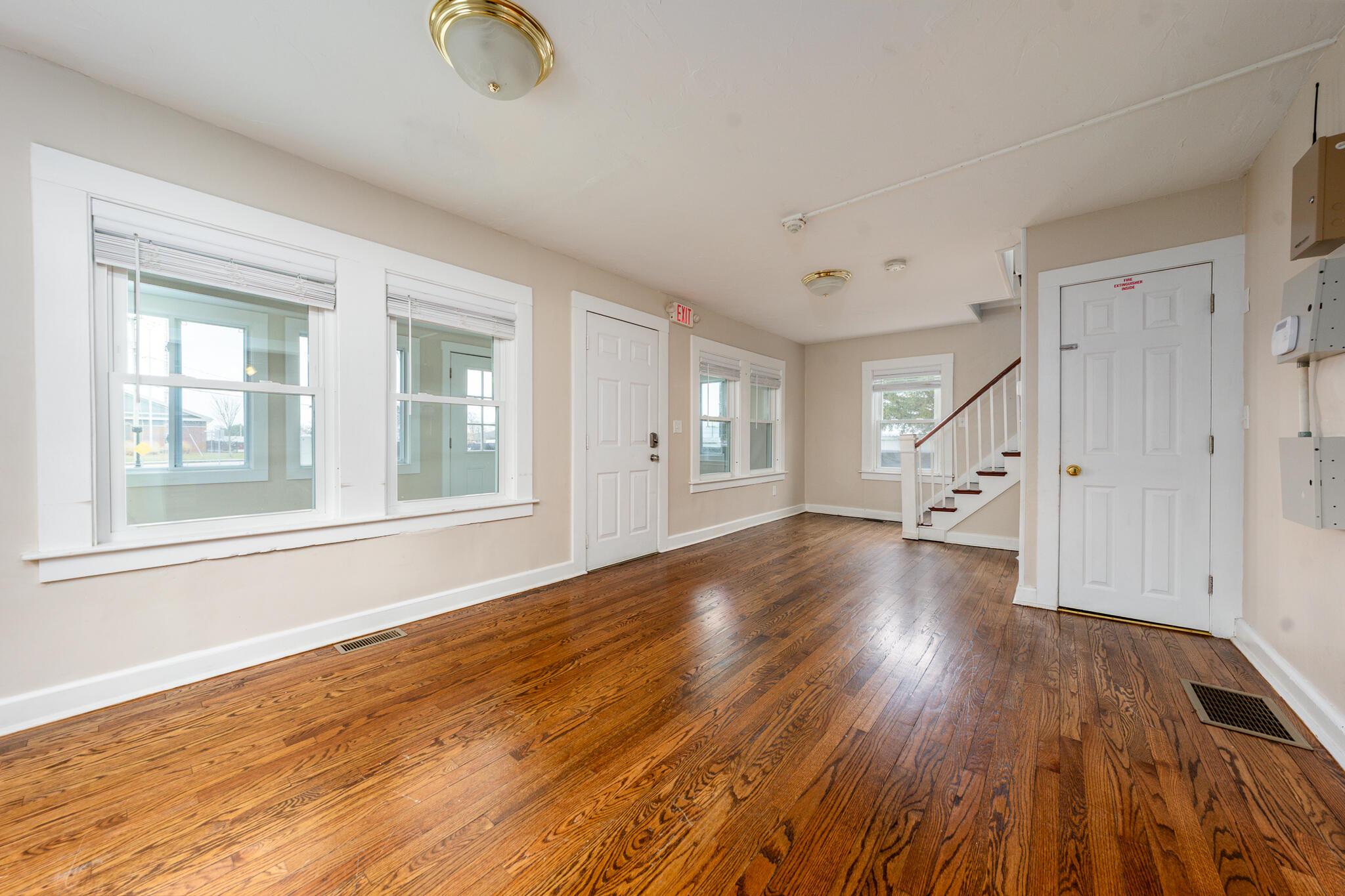 Image 3: Living Room